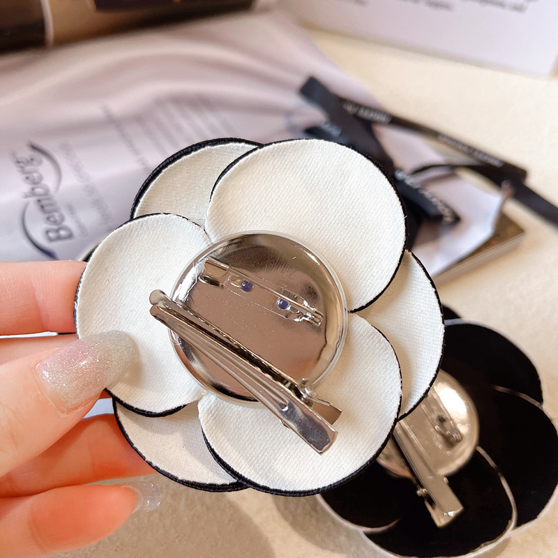 Chanel estilo rhinestone Camelia broche elegante flor collar flor ramillete pin elegante Hepburn francés ropa Accesorios