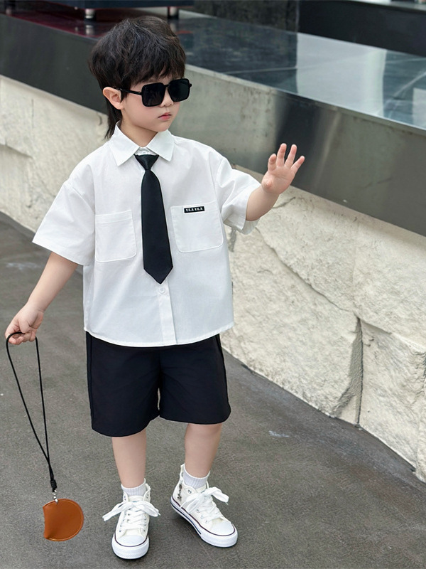 7125 Traje de estilo universitario para niños 2025 Verano Nuevo estilo Camisa de manga corta para niños Pantalones cortos Ropa de jardín de infantes de dos piezas