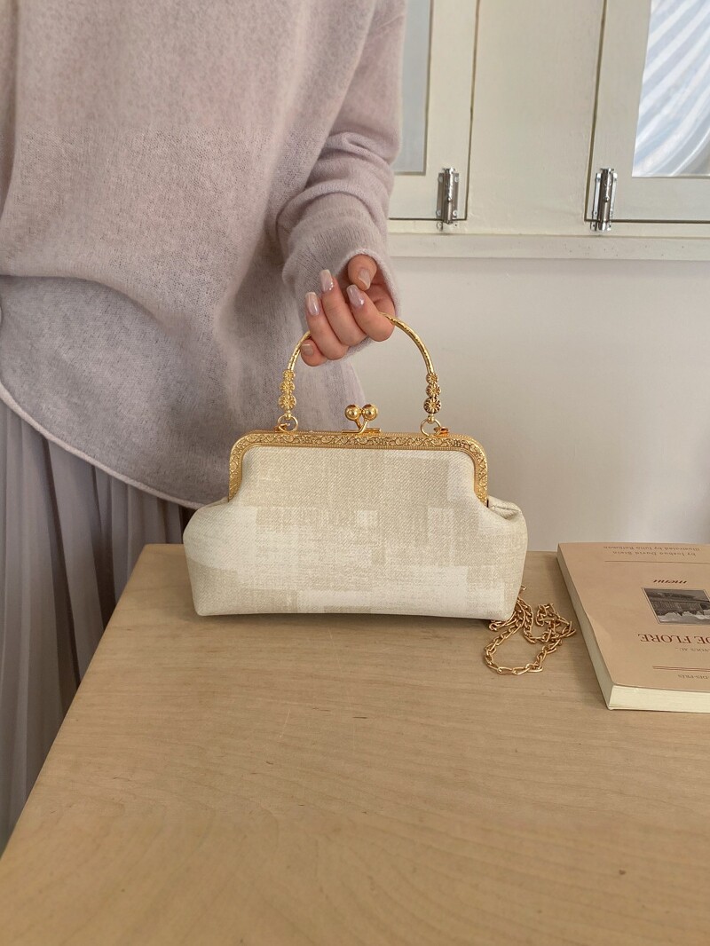 2026 nuevo pequeño viento de cadena bolsa de cena de mujeres de alto nivel sensación abrazadera bolso de mano mochila de estilo de moda bolsa de conchas