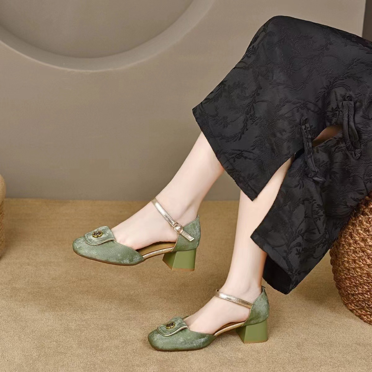 Sandal nữ da thật quai ngang gót vuông cao 6 cm kiểu mới mùa hè — Màu be