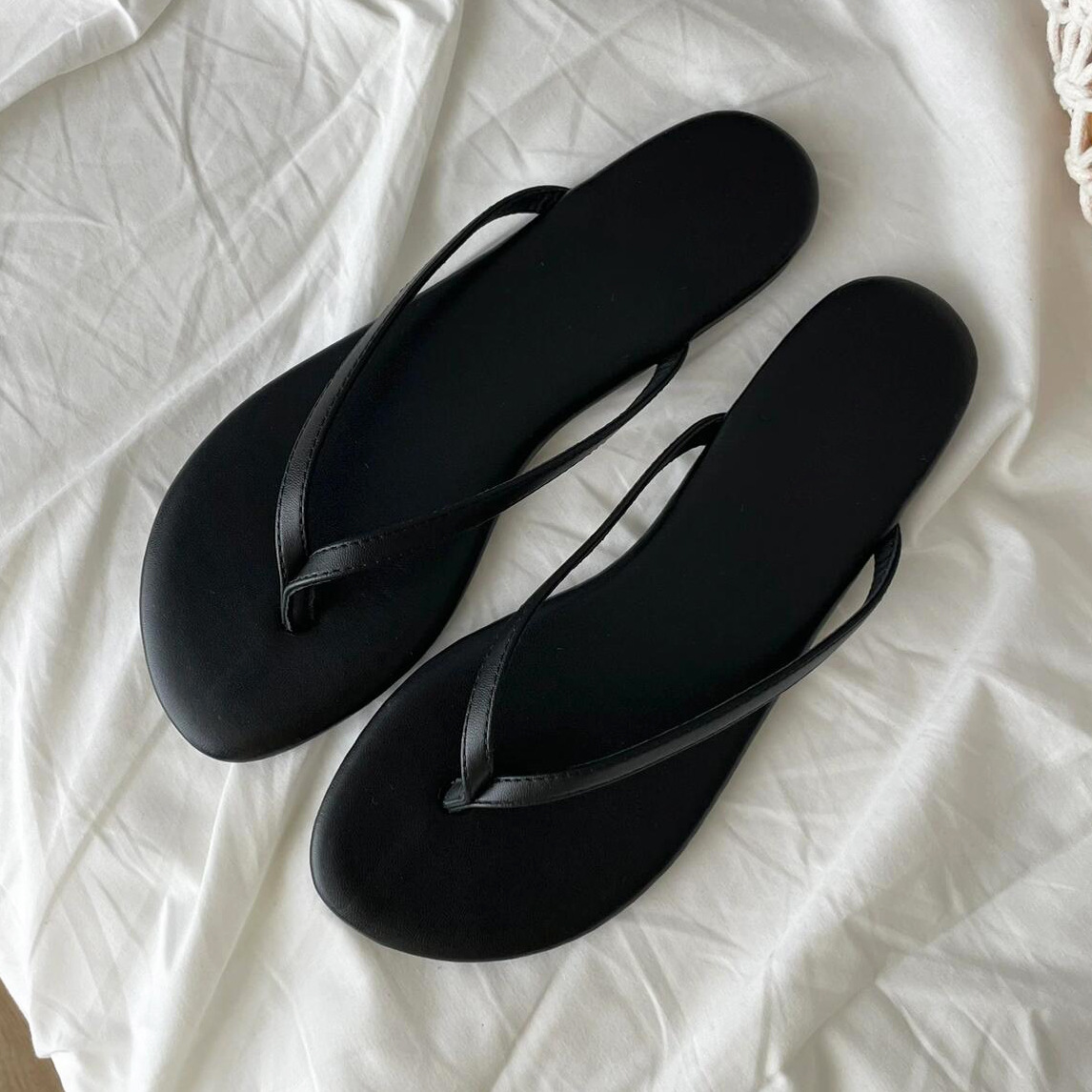 Versión coreana de simples chanclas de cuero plateado para mujer verano plano vacaciones junto al mar chanclas antideslizantes sandalias y zapatillas de todo fósforo verano