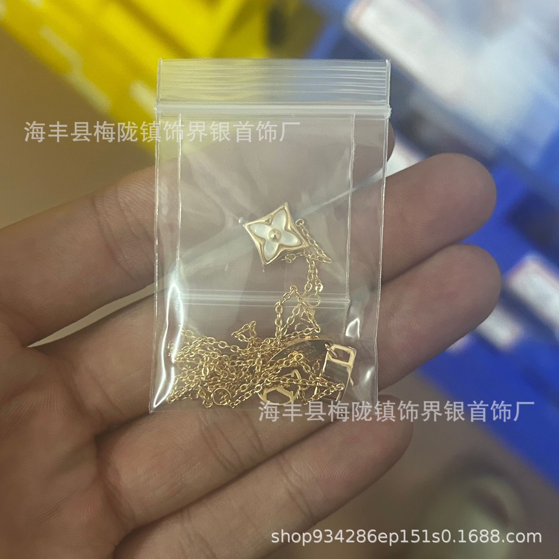 Donkey Familyの新作高級版四つ葉のクローバー五花ブレスレット、女性用18金メッキ、オールドフラワーパウダーシェルネックレス、アマゾナイトイヤリング