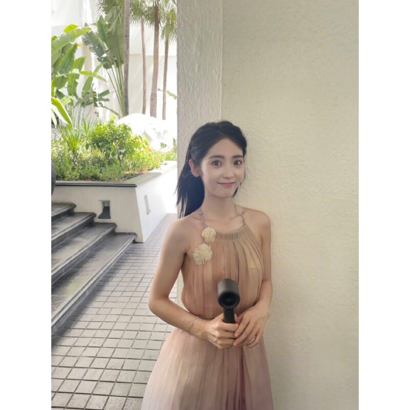 Xingfei celebrity style 2023 Summer new fashion versatile Korean style personalized printed pleated sling dress midi dress