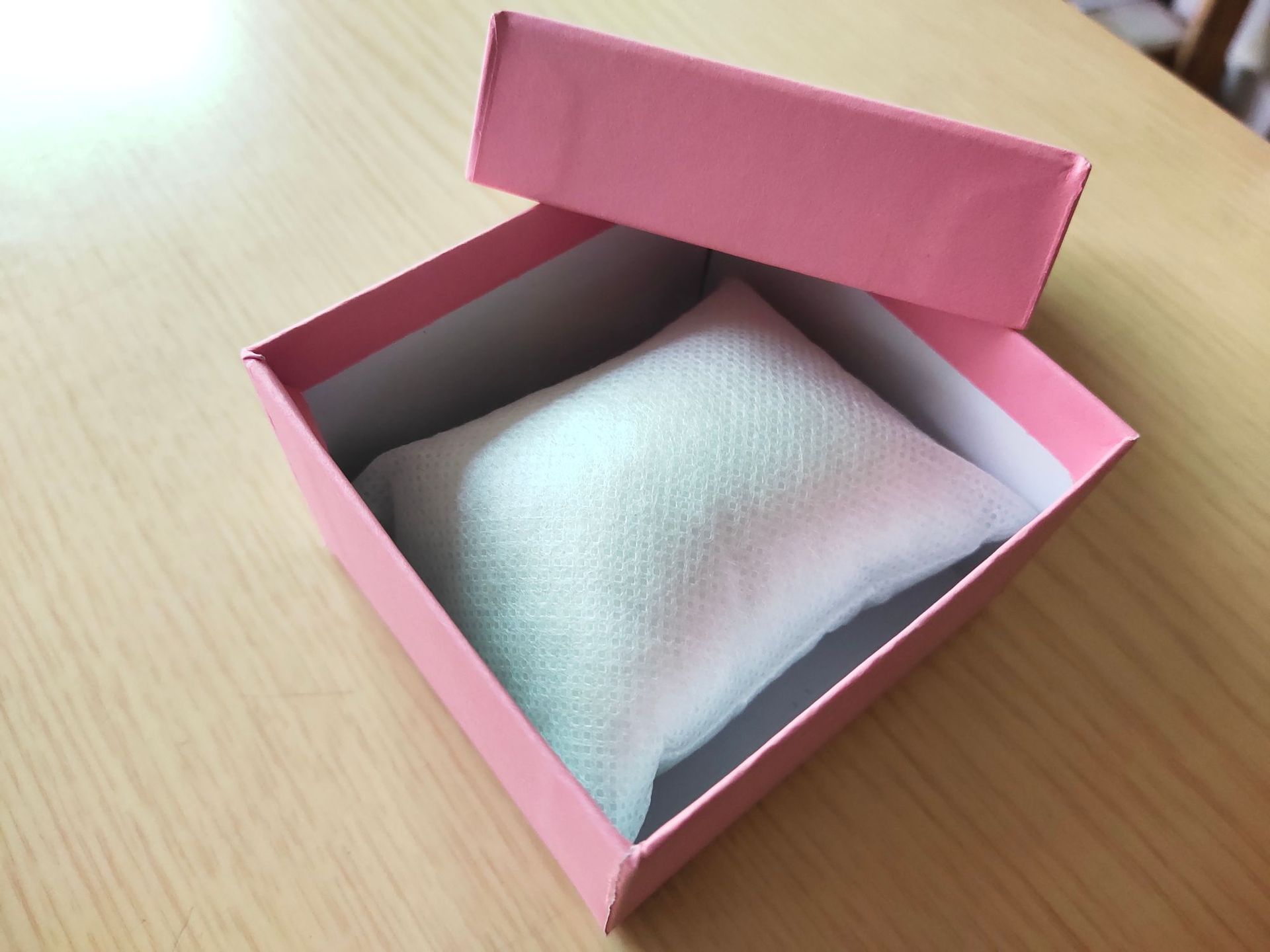 분홍색 사각형 상자