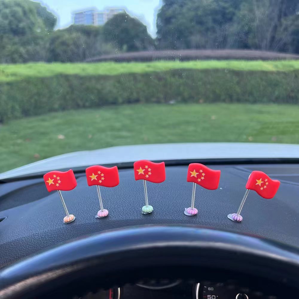 Coche sacudiendo la cabeza, adornos pequeños, adornos de primavera, panel de instrumentos, accesorios de interior, decoración de coche de bandera roja junto a la ventana, Día Nacional