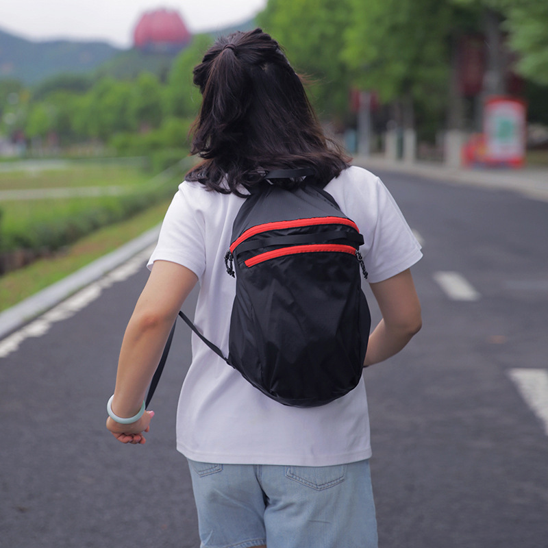 湿ったタイプのランドセルは通気性があり、軽量の上昇を収納します。