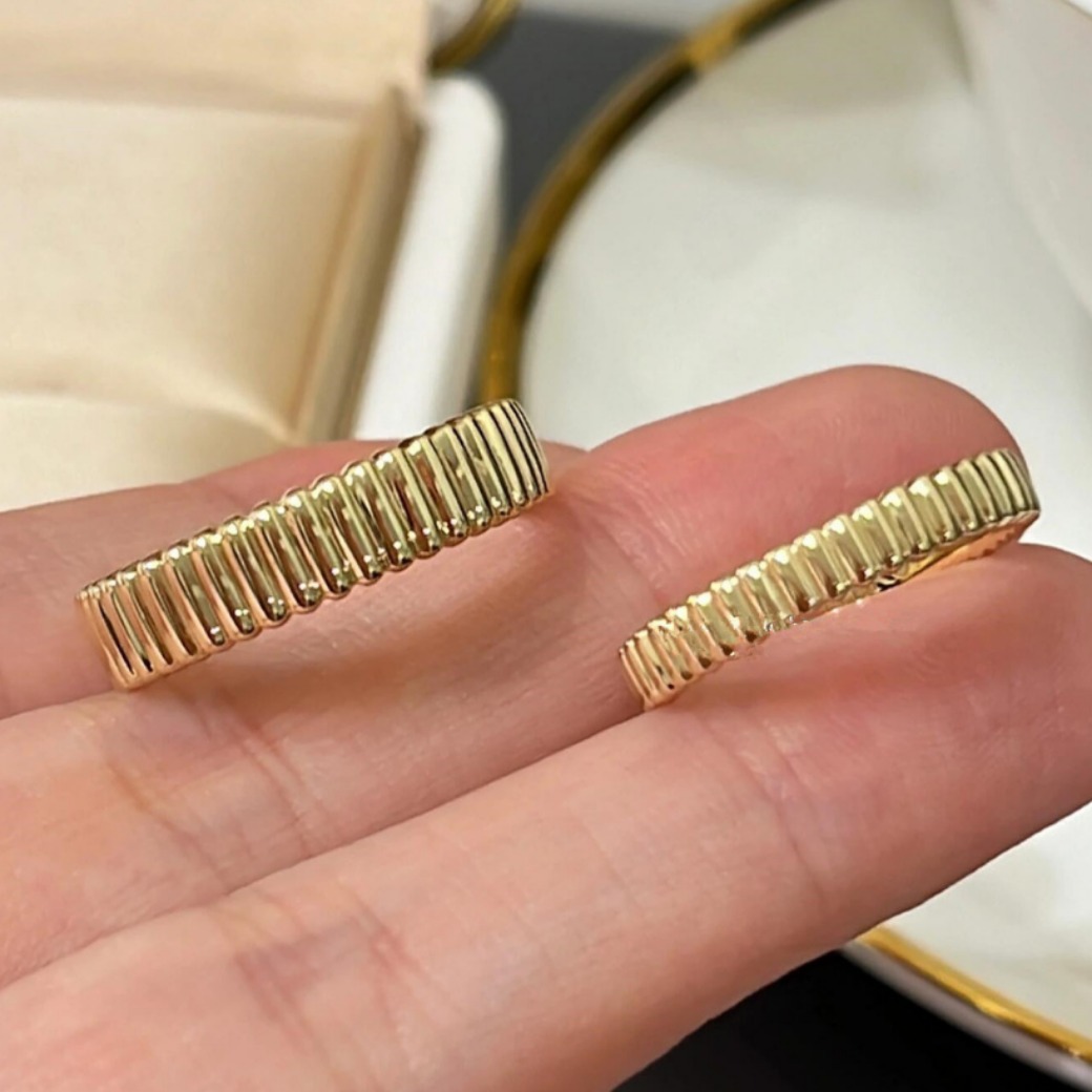 Anelli delicati impilabili bicolore, set di stratificazione in metallo misto di tendenza, fasce sottili minimaliste in oro e argento, simboli di stelle iniziali incisi, impilabili da 3 a 5 pezzi, moda_voghion.com