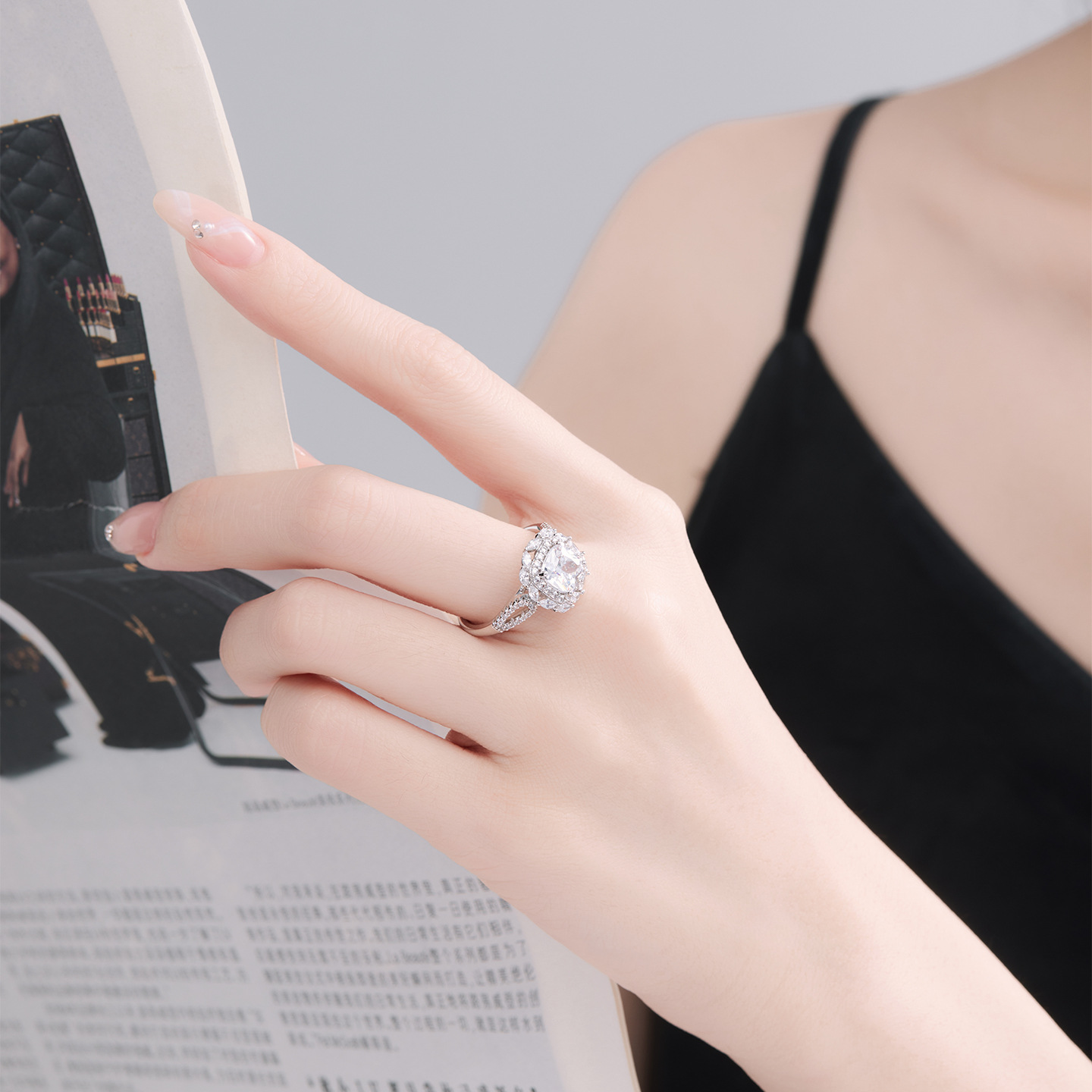 Xuping temperamento elegante ligeramente incrustado con anillo de lujo ligero de zirconio nicho transfronterizo europeo y americano suave anillo de viento al por mayor para mujeres