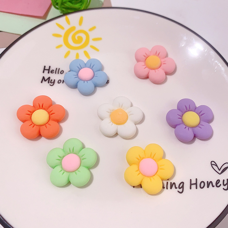 Venta caliente de cinco pétalos grandes accesorios de resina de flor diy caja de teléfono móvil adornamiento de cabello agujero material de parche de hebilla agujero al por mayor
