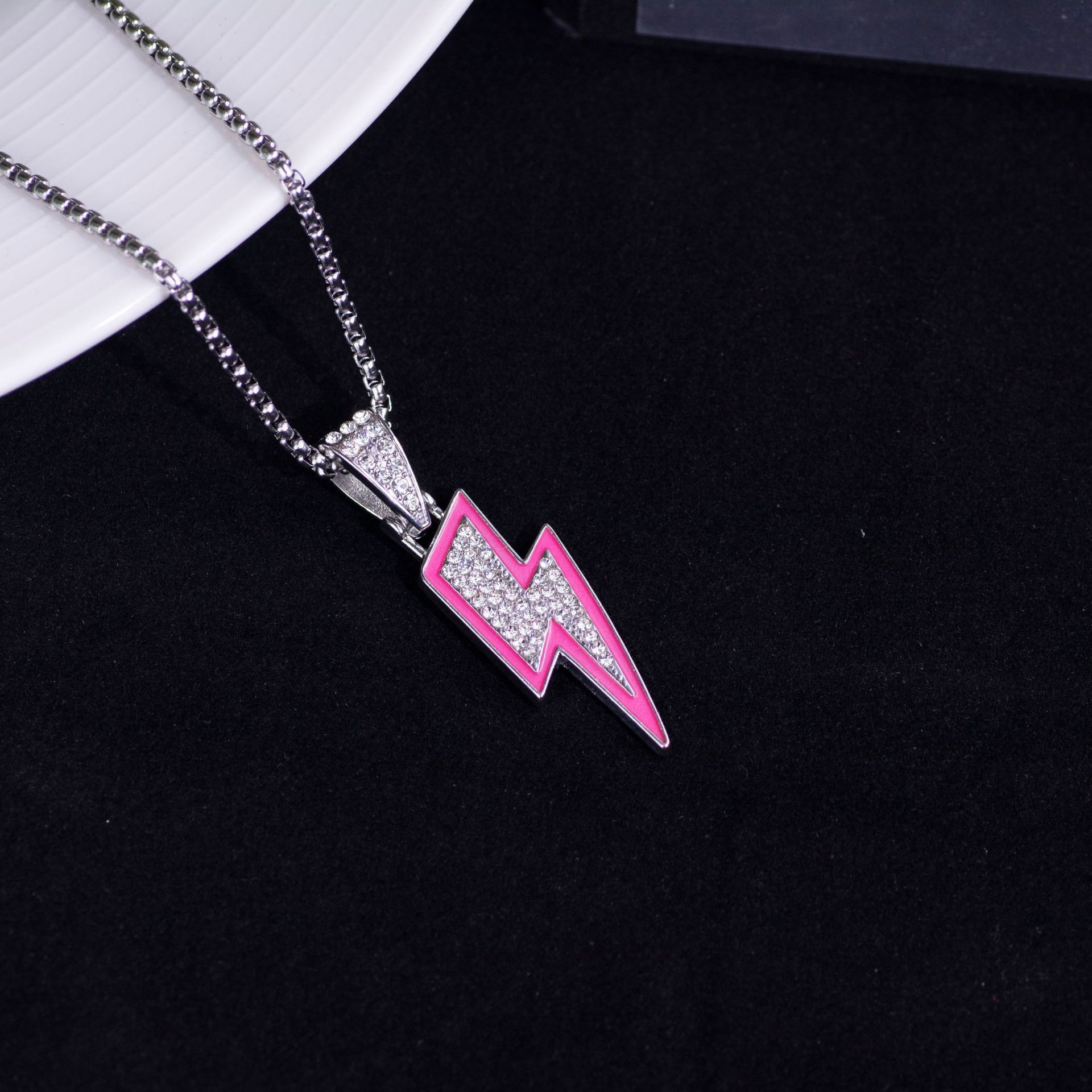147#Collar de diamantes luminosos rosas con diseño de rayo.