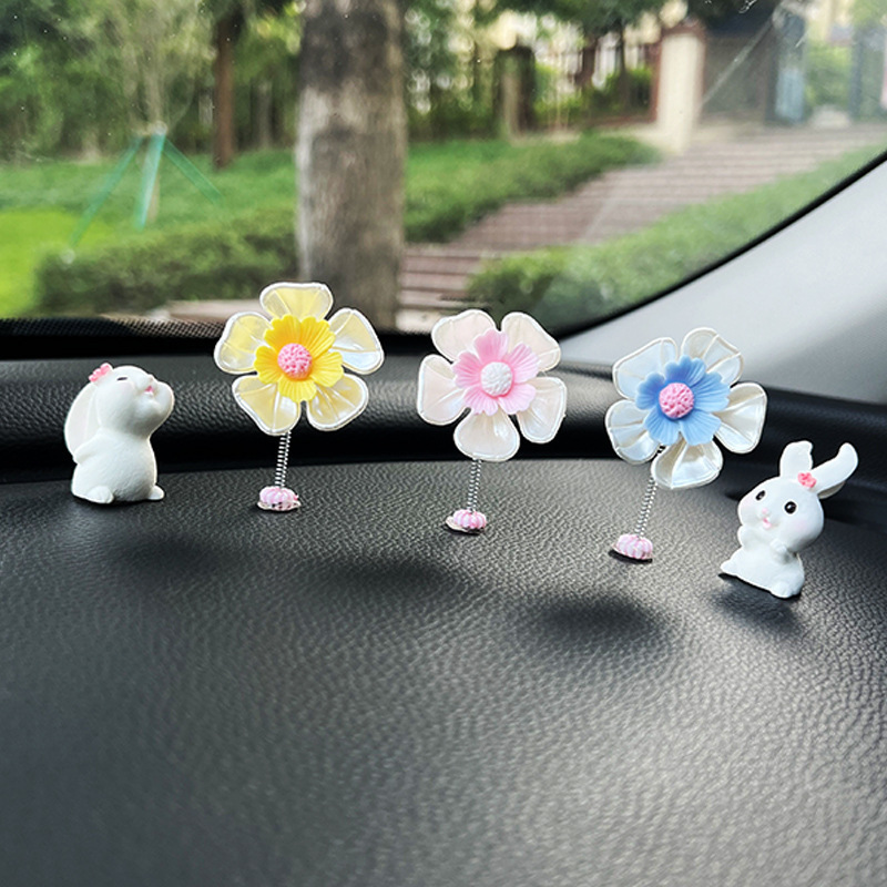 Coche sacudiendo la cabeza, pequeños pétalos, adornos, tablero, interior del coche, lindo conejito, accesorios para el coche, rojo