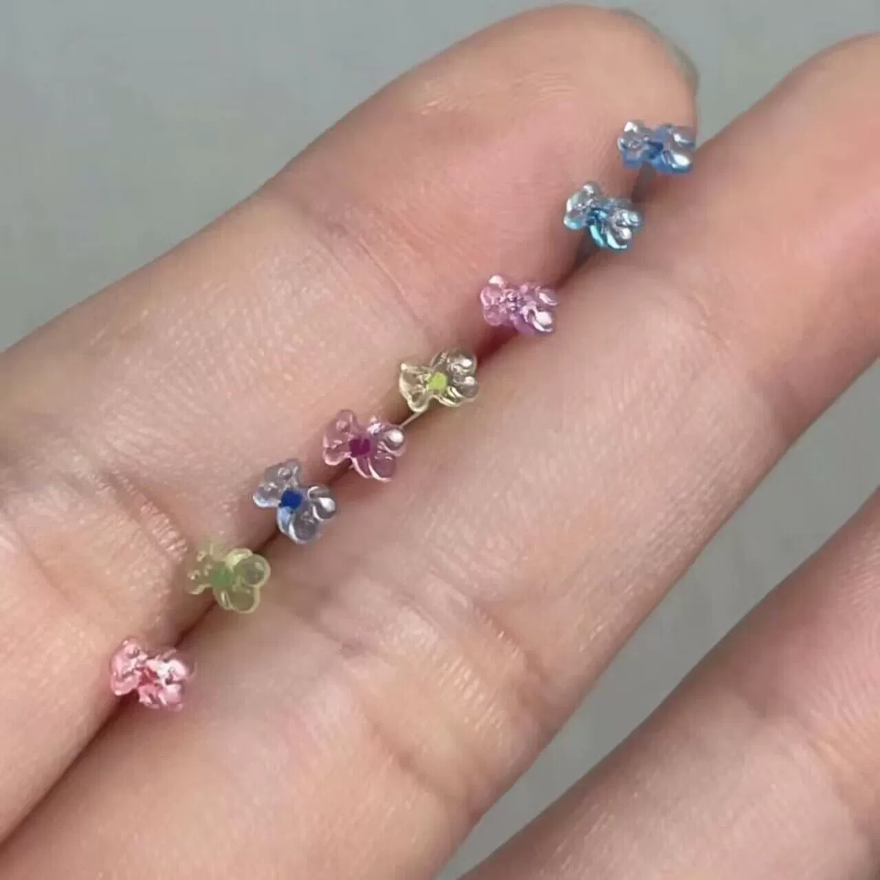  Resin transparent ear studs, hypoallergenic low‑irritation design, lightweight unisex