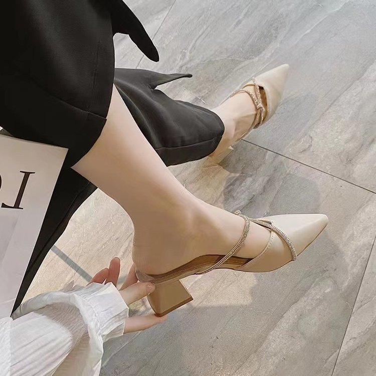 Tacones bajos con cabeza y media zapatillas para mujeres 2024 primavera y verano nueva moda diamante punta versátil con tacones gruesos para usar sandalias mueller