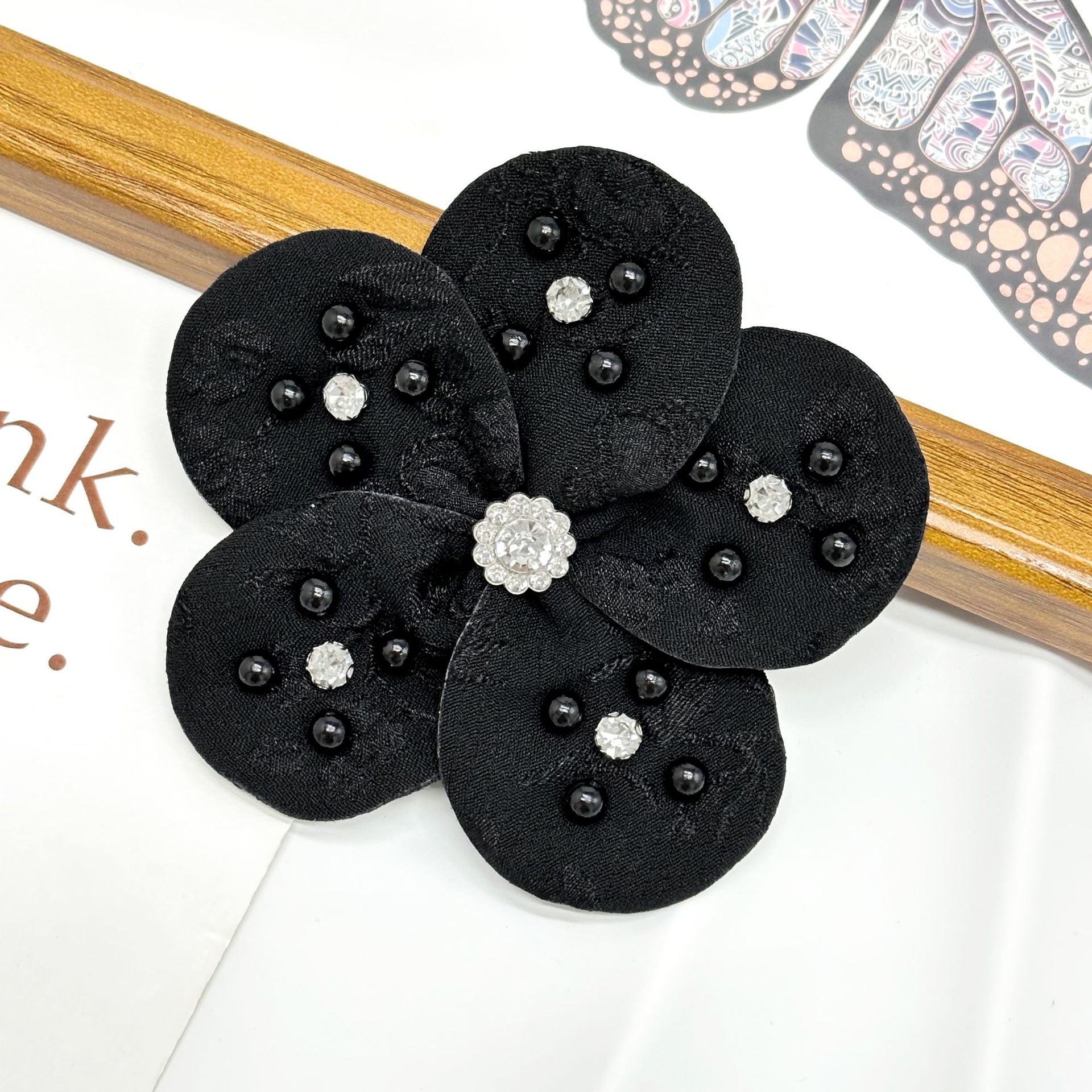 Fábrica de suministro de stock hermosa moda tridimensional flores pectoral negro y blanco zapatos, sombreros, bolsas, accesorios de ropa