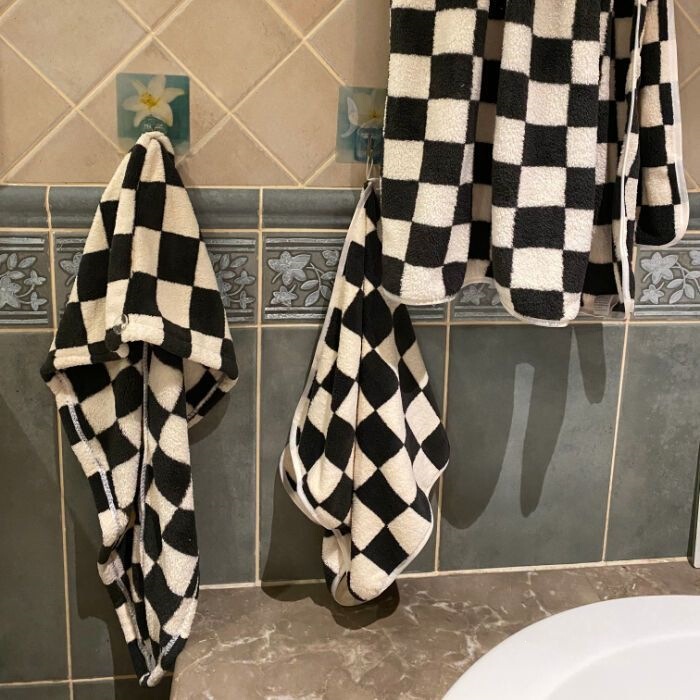 The face towel has a stylish and cute design, and the adult bath towel set is durable, stain-resistant, and doesn’t shed fibers. This is a cross-border product from a factory