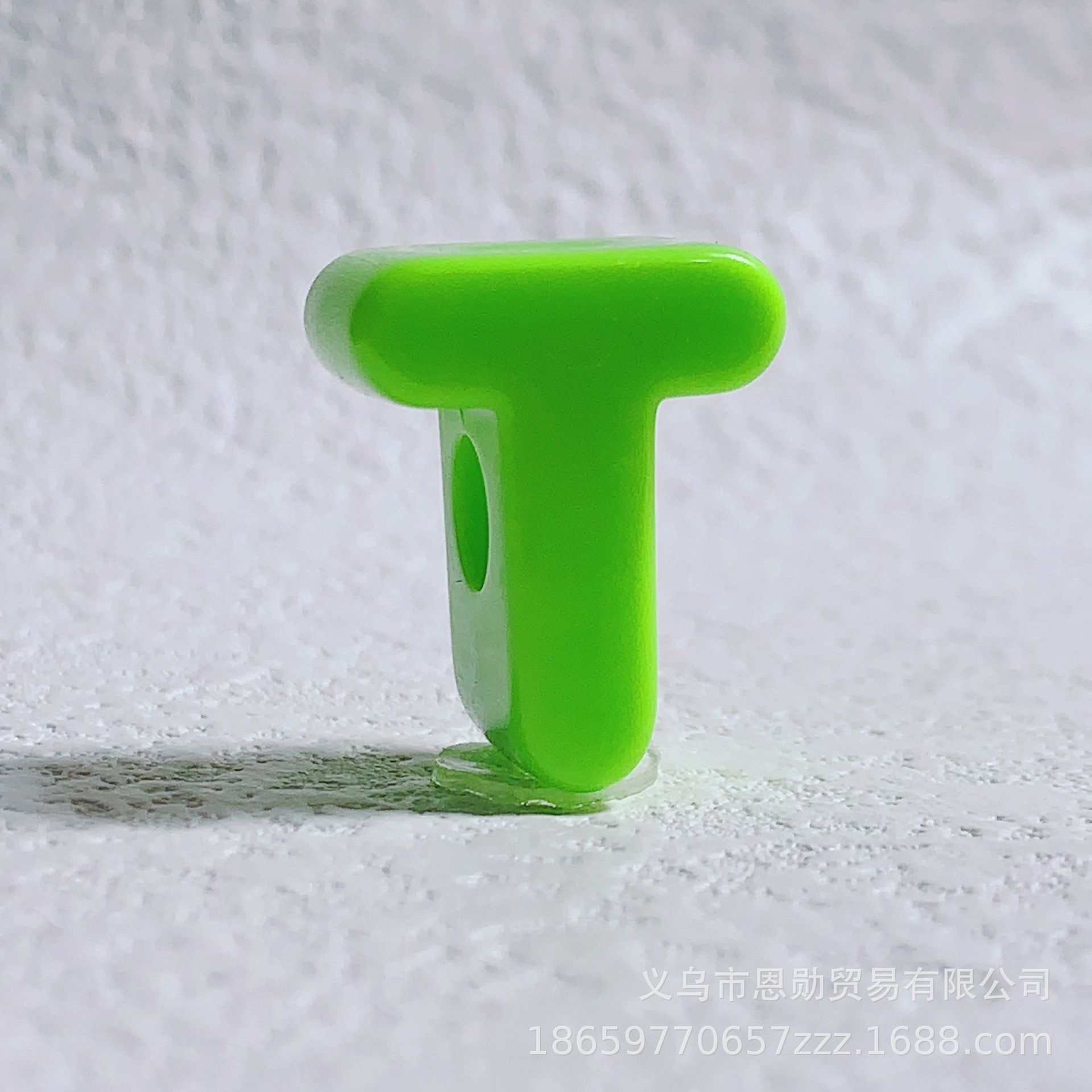 T (green)