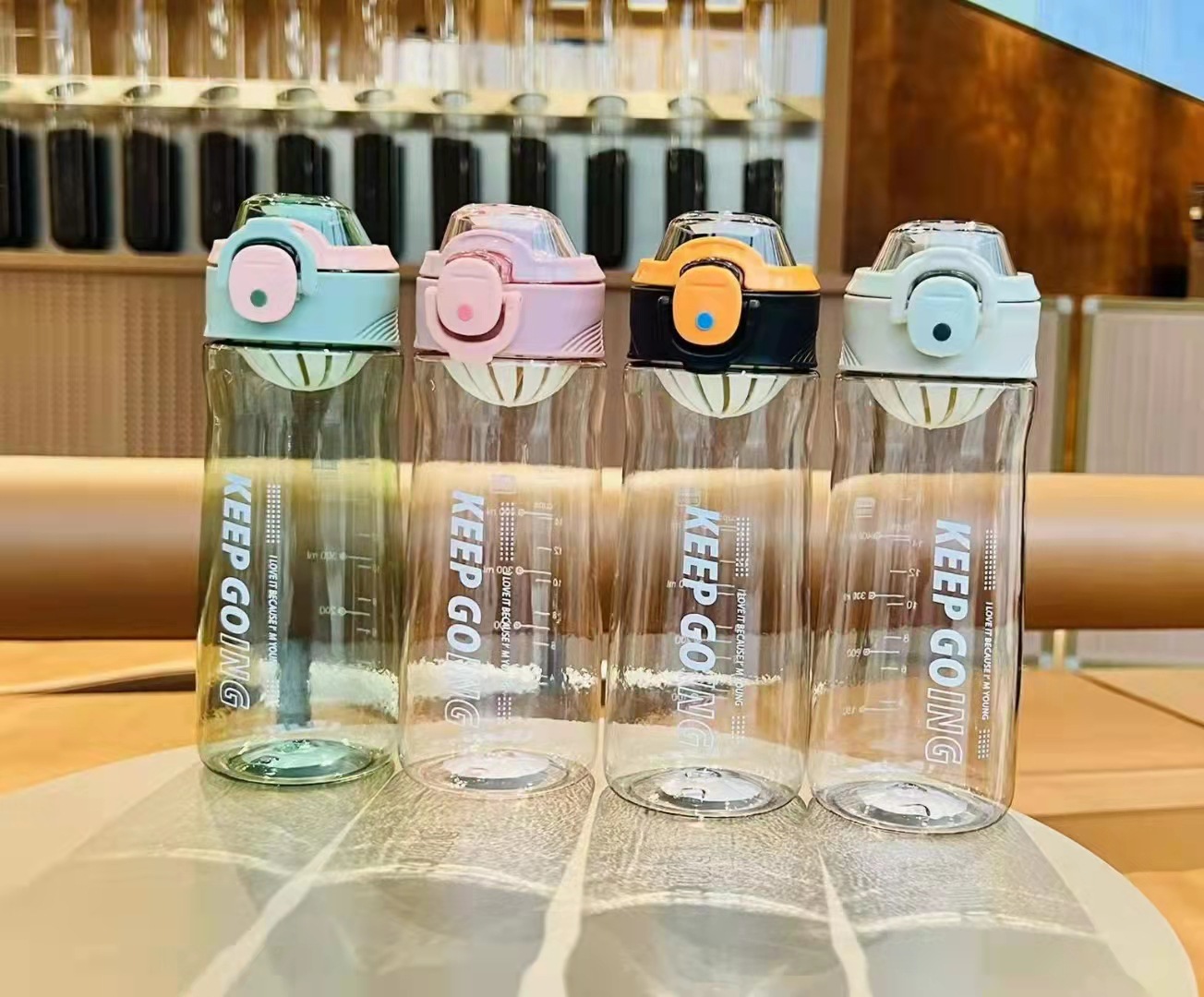 Xinbeidi simple PC portátil taza de plástico fresco estudiante cubierta elástica taza de paja colador conveniente taza portátil al por mayor