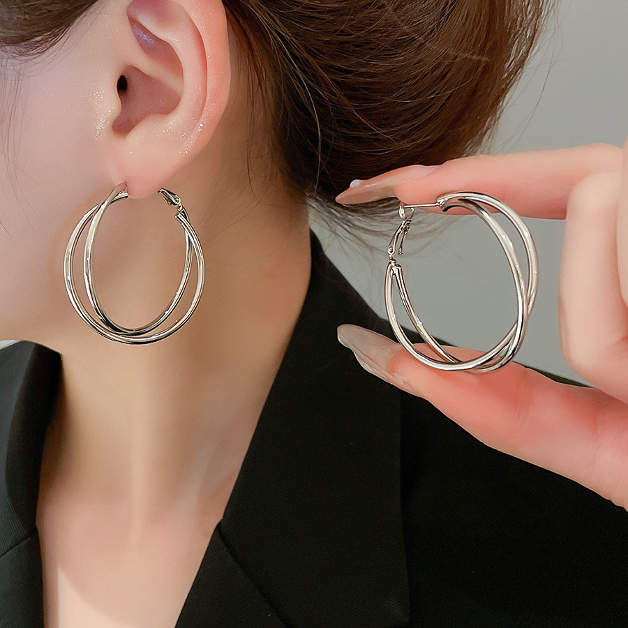 Europa y los Estados Unidos transfronterizos agujas de plata aretes de metal fríos aretes de estilo estilo universal simple aretes de diseño de nicho