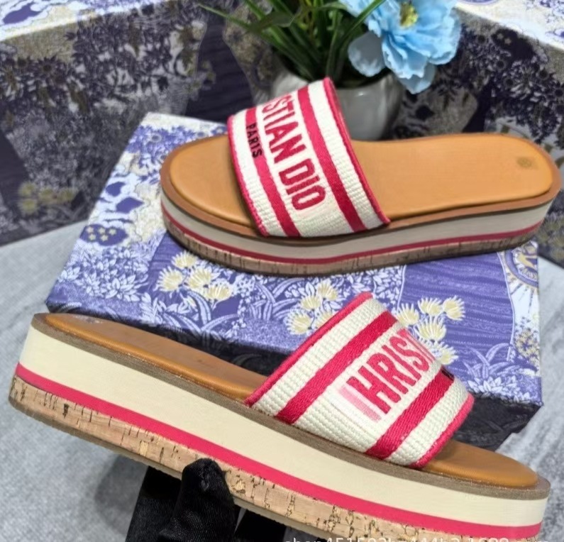 Versión alta 25 nuevas zapatillas bordadas de moda D zapatillas de playa casuales de un pie de altura