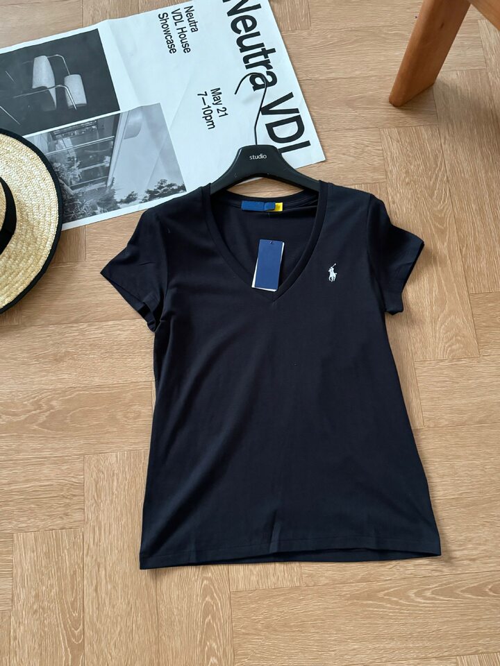 Áo thun nữ cotton tay ngắn cổ chữ V vai đứng thêu logo ngựa nhỏ, form rộng tôn dáng — Màu hồng, Màu trắng, Màu yến mạch, Xanh lá cây chi tiết 13