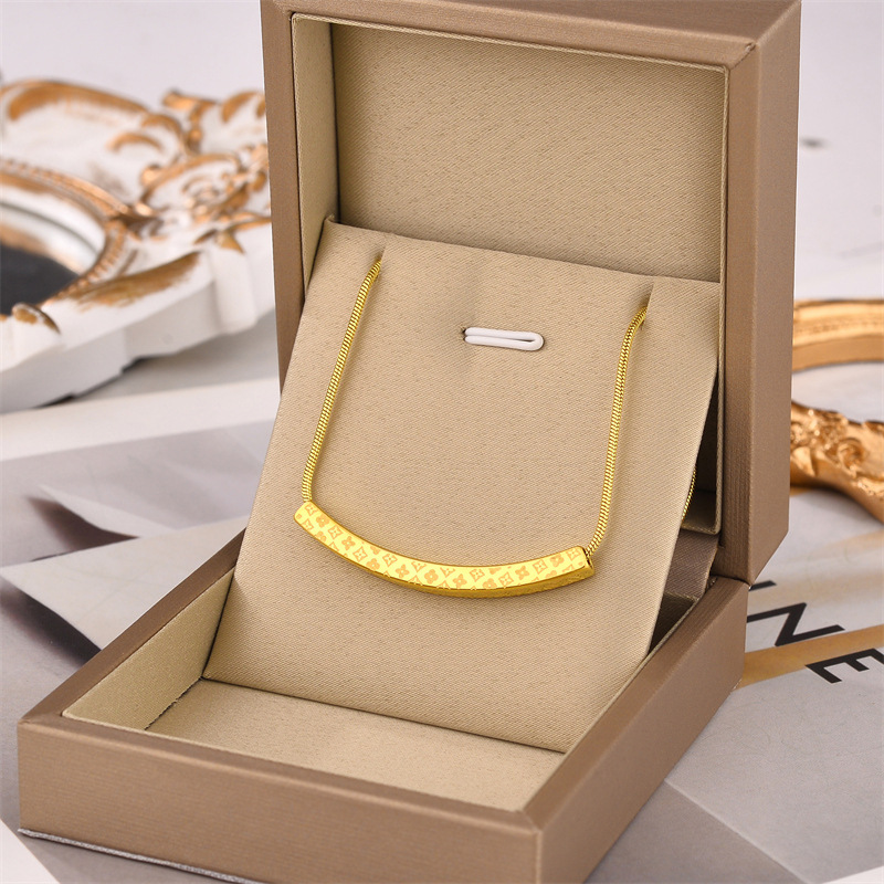 Collar de acero de titanio para mujeres simple y versátil estilo ligero de lujo nicho diseño de alta calidad no decoloración joyería de cadena de clavícula al por mayor
