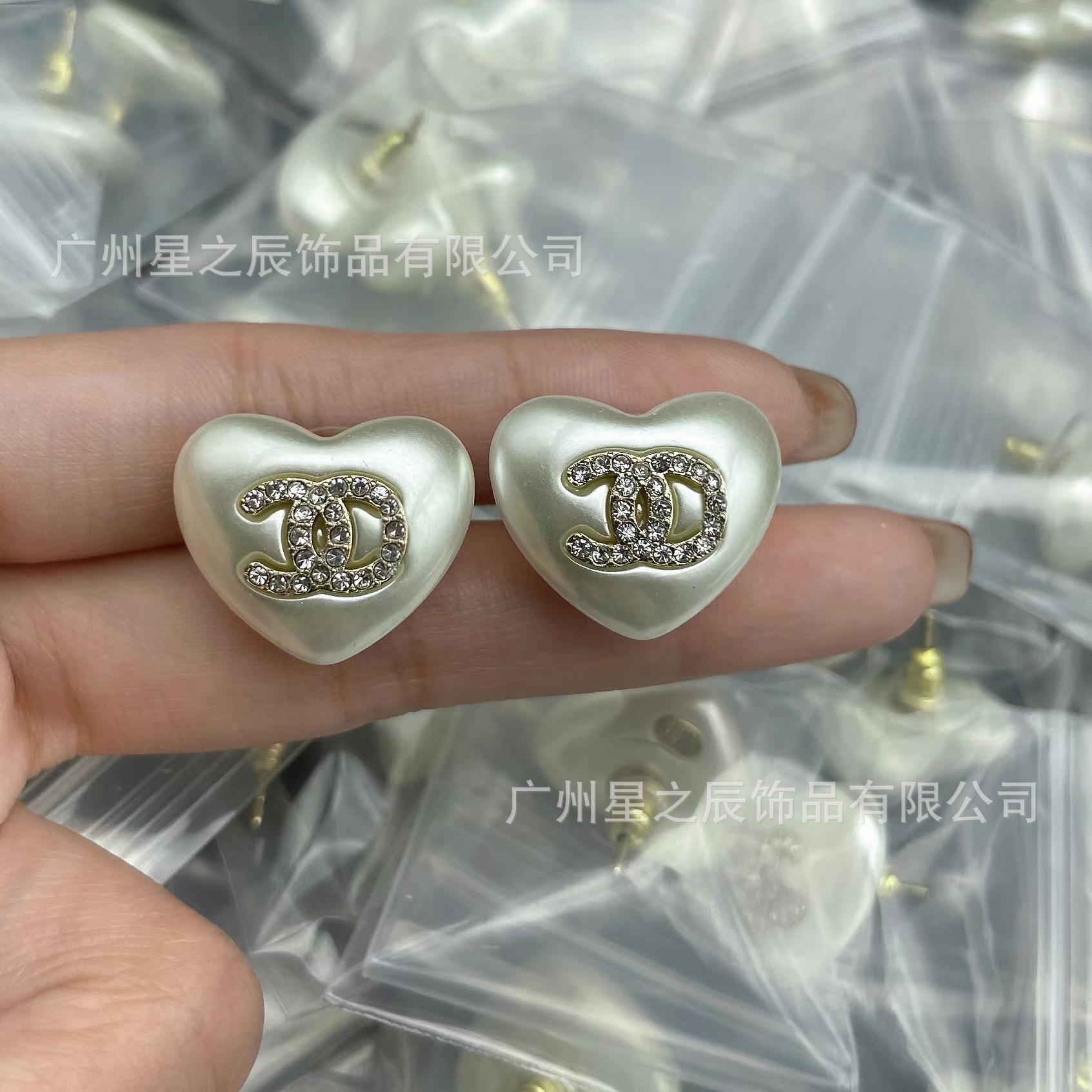 女性用のラベル付きダブルCホワイトピーチハートイヤリング、女性用ダイヤモンドハートイヤリング、工場卸売の実物写真