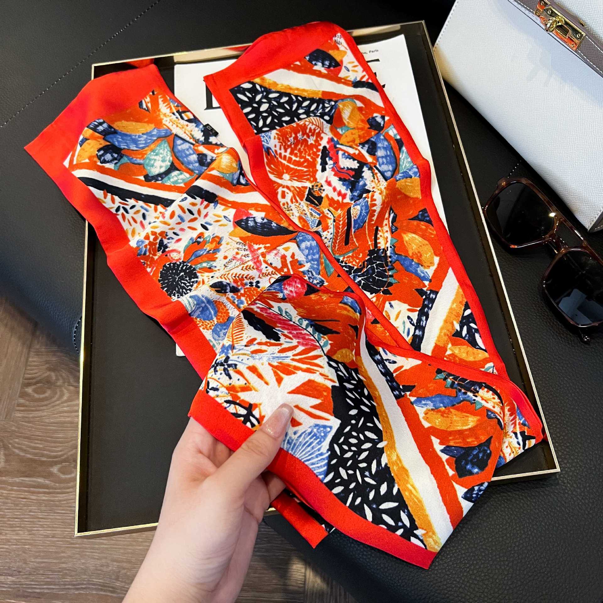 Nueva bufanda de seda pequeña banda larga estrecha para el cabello mujer estilo primavera y otoño moda madre bufanda estilo verano estilo fino serpentina bufanda al por mayor