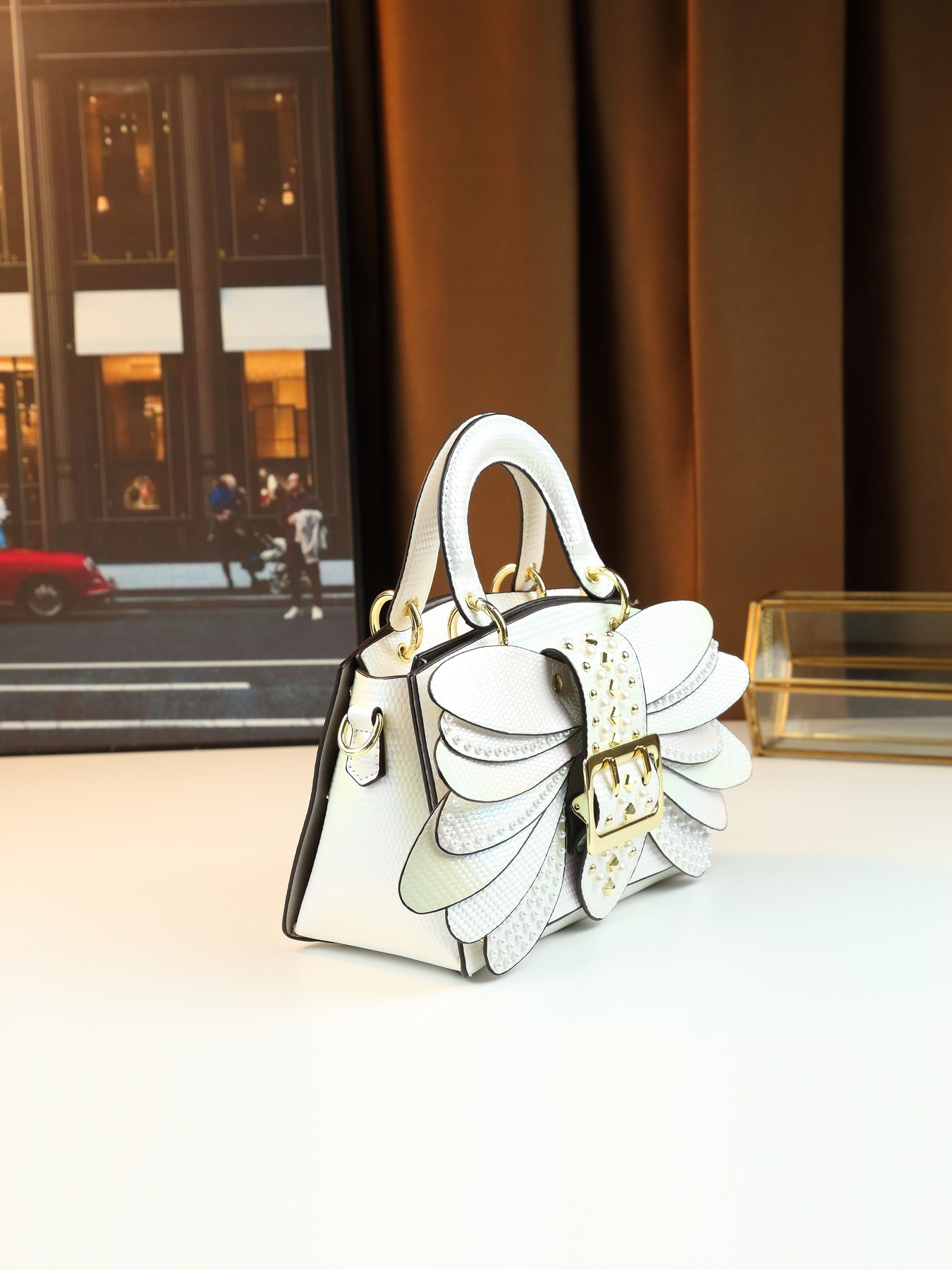 Bolsa tiracolo feminina elegante com pérolas e design de asa_voghion.com