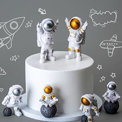 宇宙飛行士の誕生日ケーキは男の子の宇宙ケーキを飾ります。