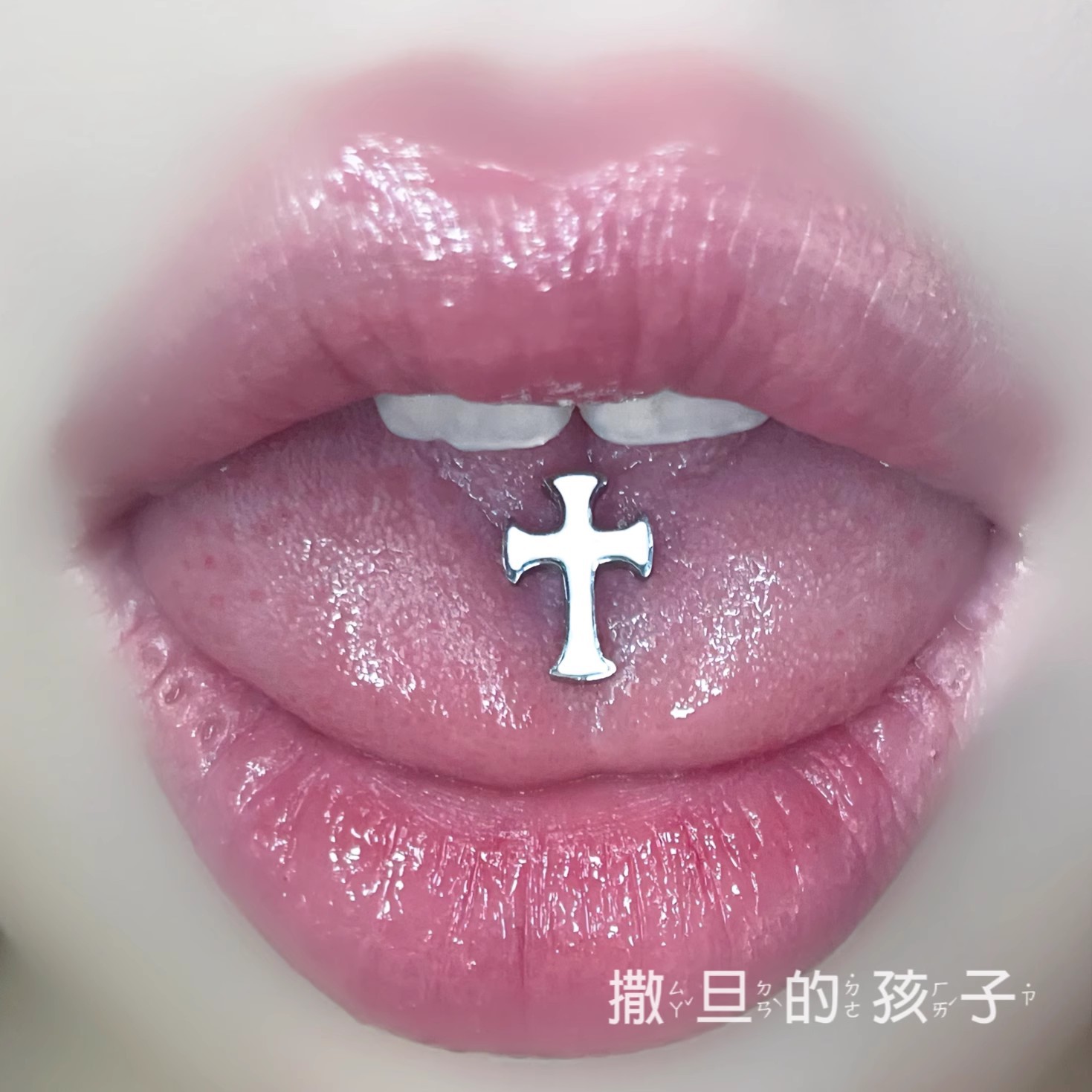 16G labret stud size and finish detail