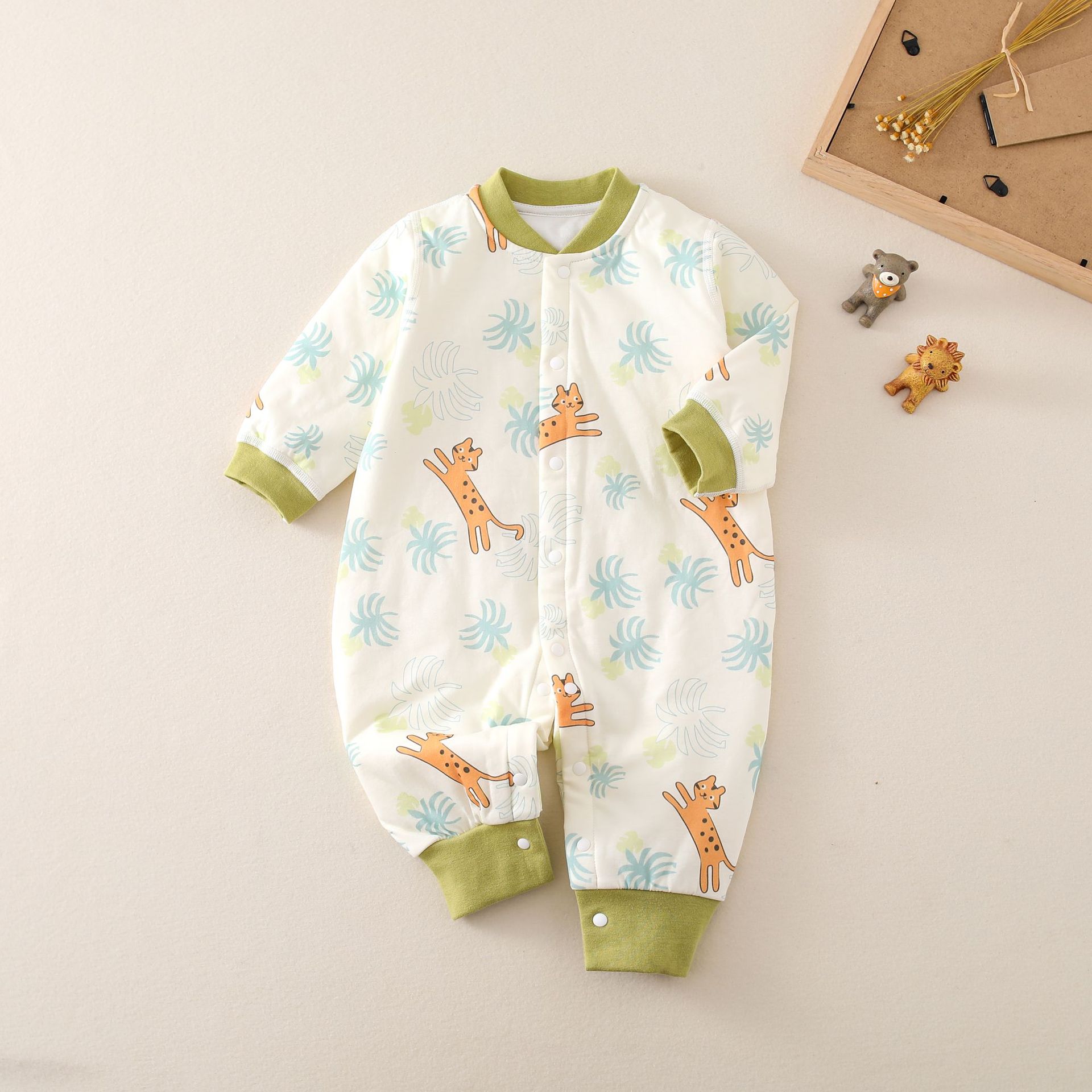 Ropa de bebé otoño y el invierno espesado 40g caliente mono deshuesado popular suave recién nacido clase un bebé acolchado mameluco