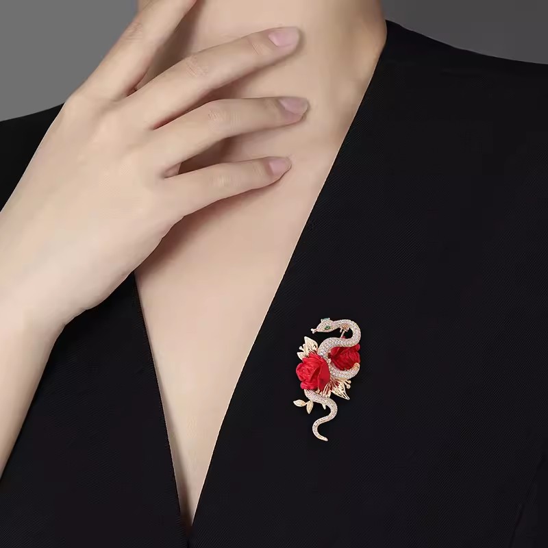 Spilla di lusso rosa e serpente per donna, accessorio per abito_voghion.com
