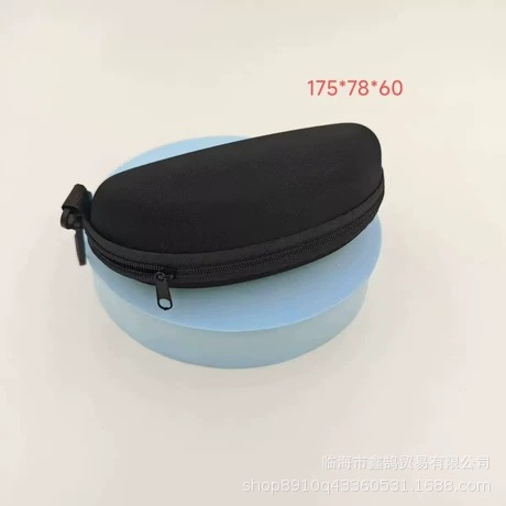 Box with zipper