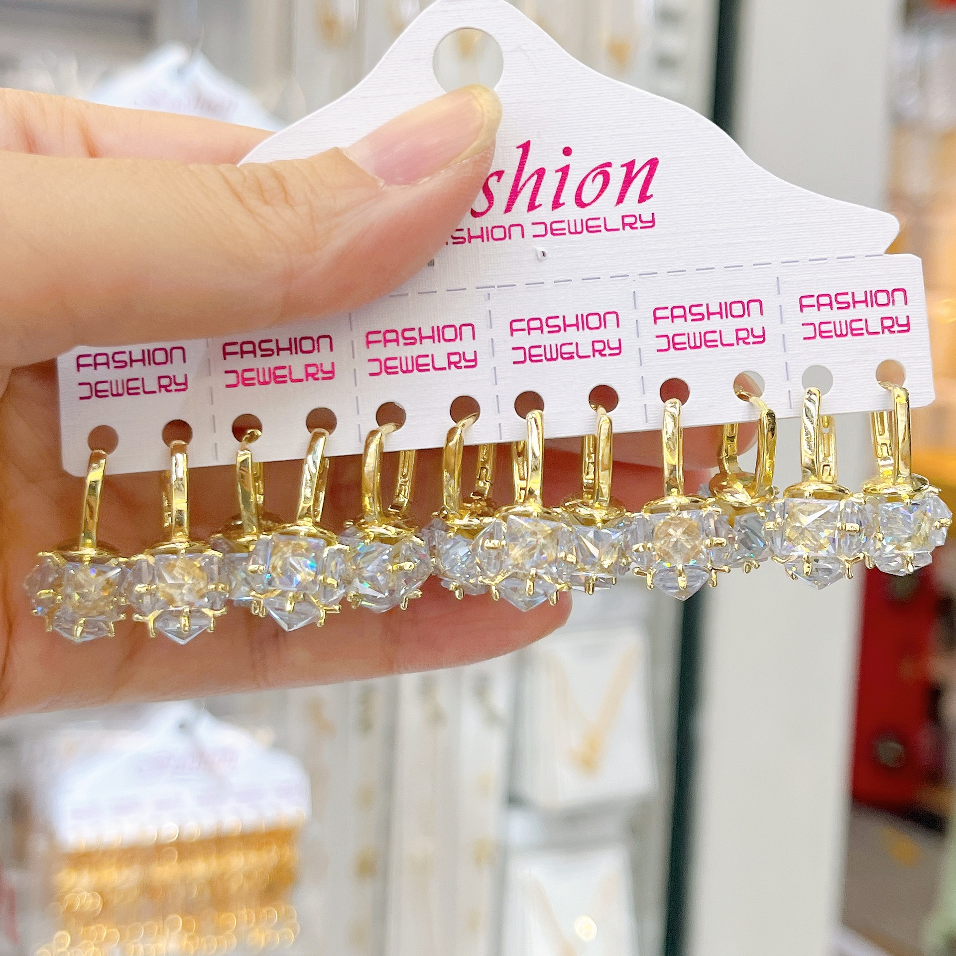 Aretes transfronterizos de diamante de zirconio nuevo temperamento de alta sensación aretes de aretes de aretes de lujo ligero diseño de aretes para mujeres