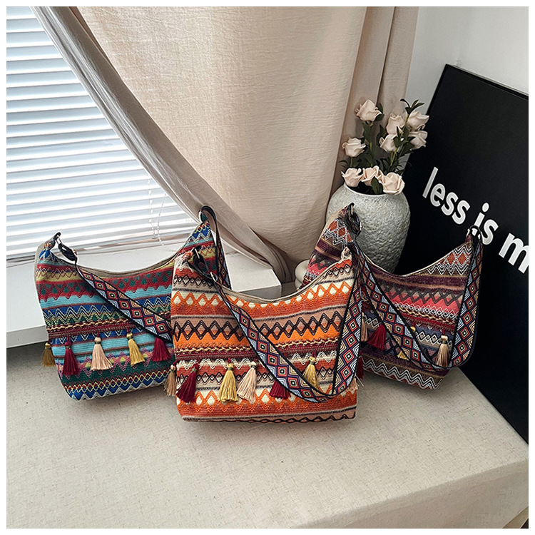 Large-capacity tote bag 2025 Summer new style trendy, simple and casual women's single-shoulder bag, artistic Chinese-style tassel bag undefined