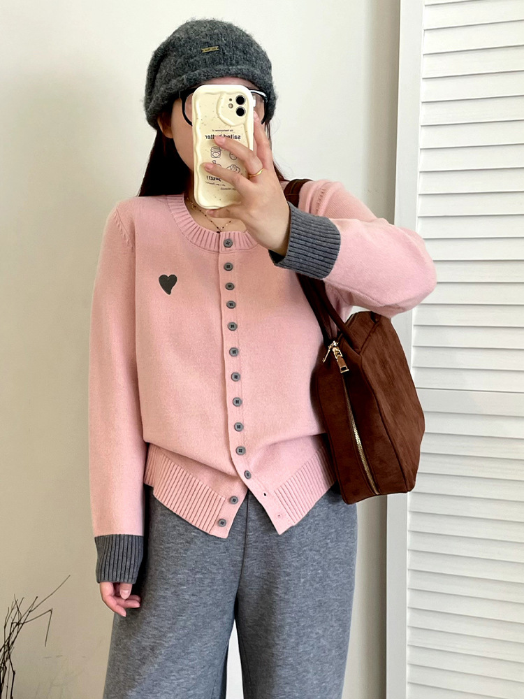 Plus-size women's color-blocking long-sleeved top, embroidered heart-shaped coat, winter 2025 knitted cardigan for chubby girls, 23255