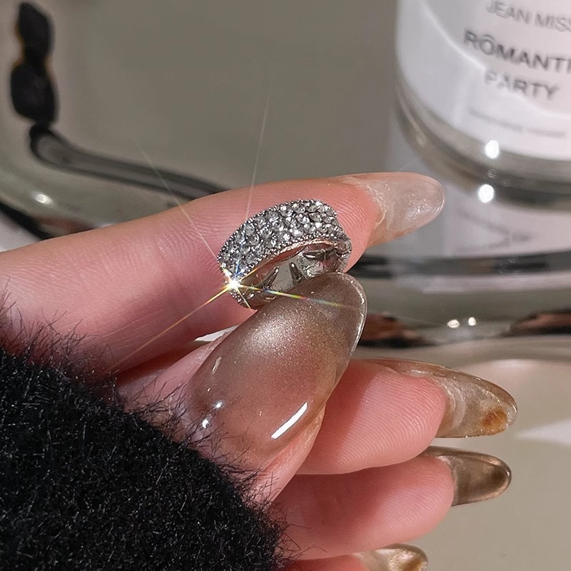 Sweet Cool Metal Hairpin Mujeres 2025 nuevo estilo de alto nivel frente fresa cabello cortado oreja lateral clips adornamiento para el cabello