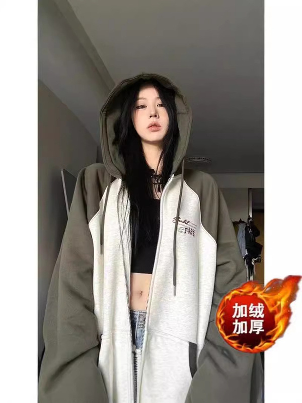 ベルベットは冬のアメリカの高街を厚くして、野球服のジッパーコートの女性のデザイン感が帽子のカーディガンの外についている|undefined