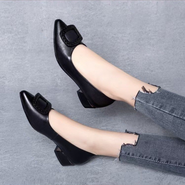 2026 nuevo primavera y verano zapatos de cuero suave zapatos de madres de mediana edad zapatos de suela plana para mujeres con suela suave no cansada zapatos de pies