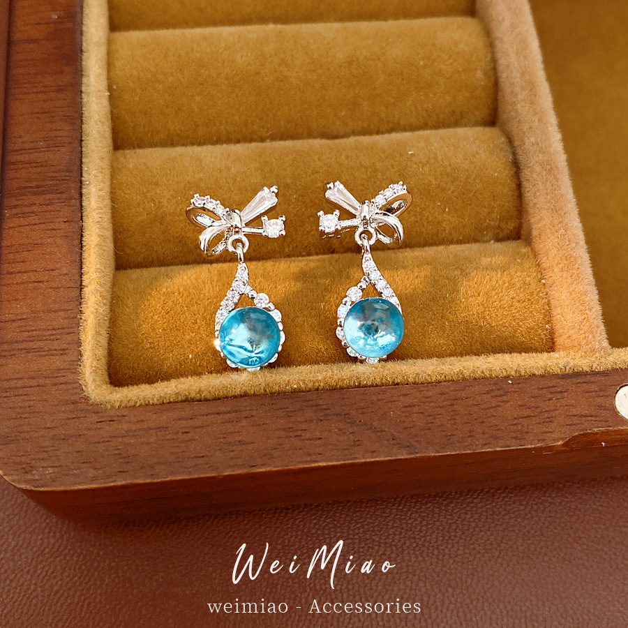 Aguja de plata zircon arco gotas de agua simple temperamento moda aretes de aretes ligeros de lujo alta sensación de aretes al por mayor