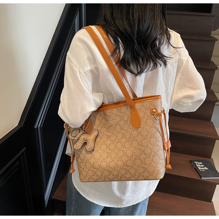 Korean high-end, versatile and retro single-shoulder commuter bag for women, new summer 2025 large-capacity fashionable tote bag undefined