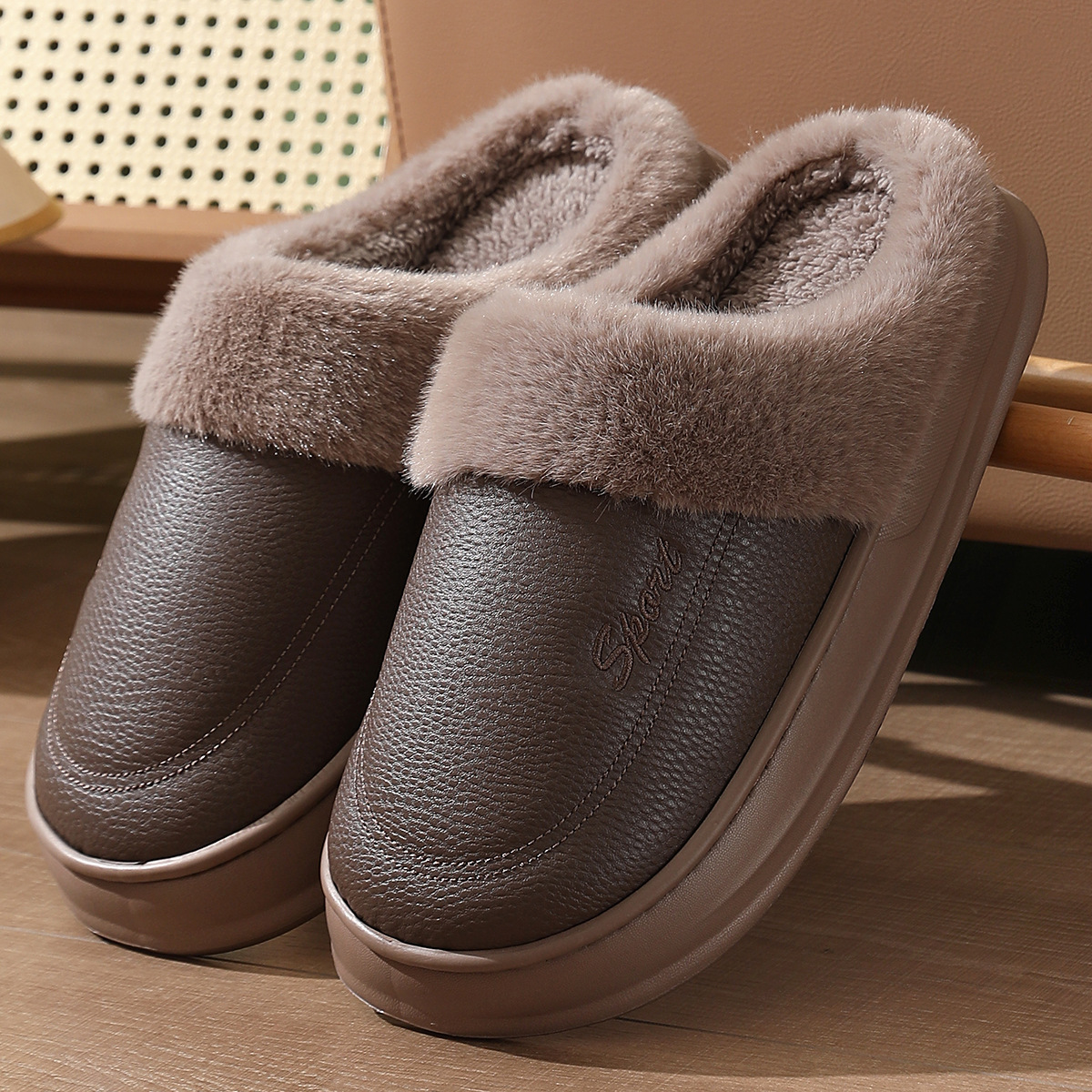 thumbnail image 1 of Zapatillas de algodón de invierno para hombres tamaño extra grande 2024 nuevo uso en el hogar Superficie de PU interior antideslizante cálido más zapatillas de algodón con fondo grueso de terciopelo, 1 of 5