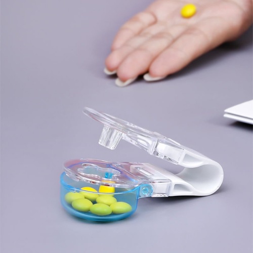 Medication dispenser for the elderly and children, portable medicine stripper, medicine anti-pollution artifact, portable medicine dispensing box, portable medicine box