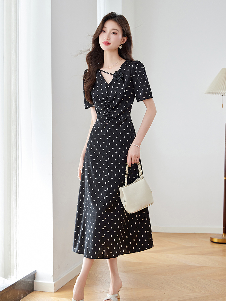 Đầm chấm bi tay phồng cổ V eo thắt dây dáng dài Z5627 — Màu đen, Màu trắng