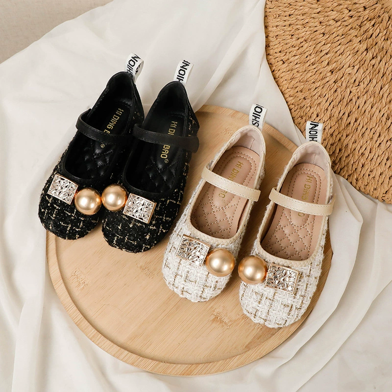 Детские туфли для девочек на мягкой подошве 2024, в корейском стиле, с жемчужной квадратной пряжкой, на липучке, модные универсальные туфли-принцессы на флисовой подкладке