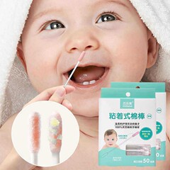 赤ちゃんの綿棒赤ちゃん専用の新入生の子供が耳の鼻糞をくっつけて、一度に耳を掘って粘性のある綿棒をきれいにします。