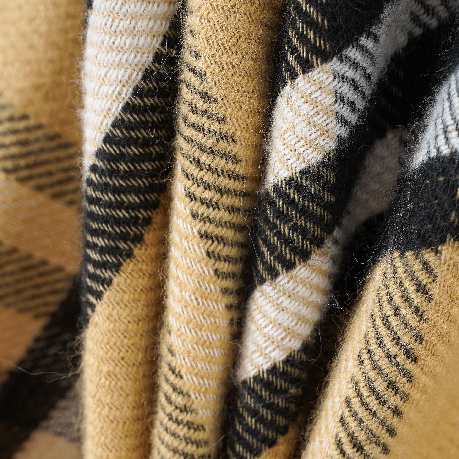 Estilo europeo y americano moda británica Plaid mantón invierno de las mujeres borla caliente marea del Cabo