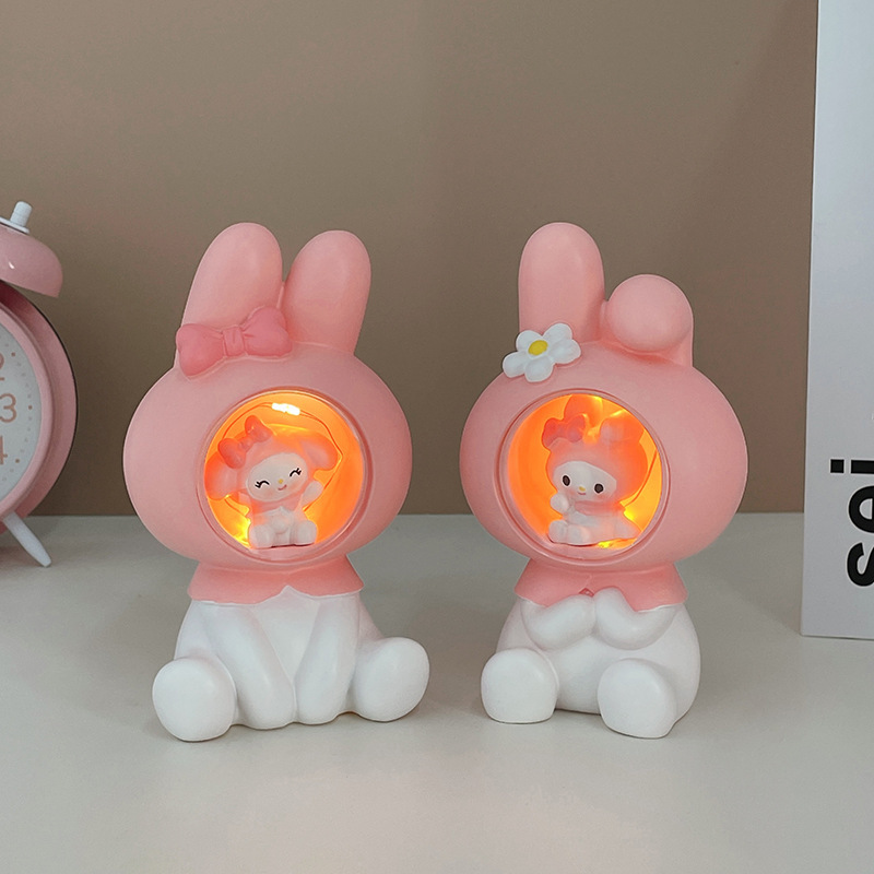 크리에이티브 쿠로미 멜로디 장식 수지 돼지 저금통 야간 조명 흔들리는 머리 침실 장식 어린이 선물 도매