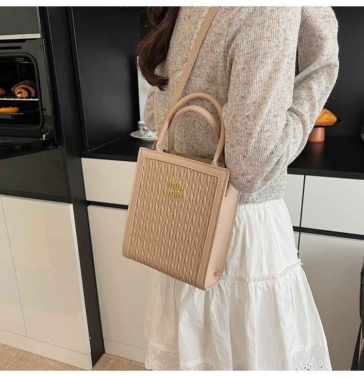 This year, the "Small Bag Women 2025" new trendy summer fashion, versatile and niche design hand-held shoulder crossbody bag is in vogue undefined