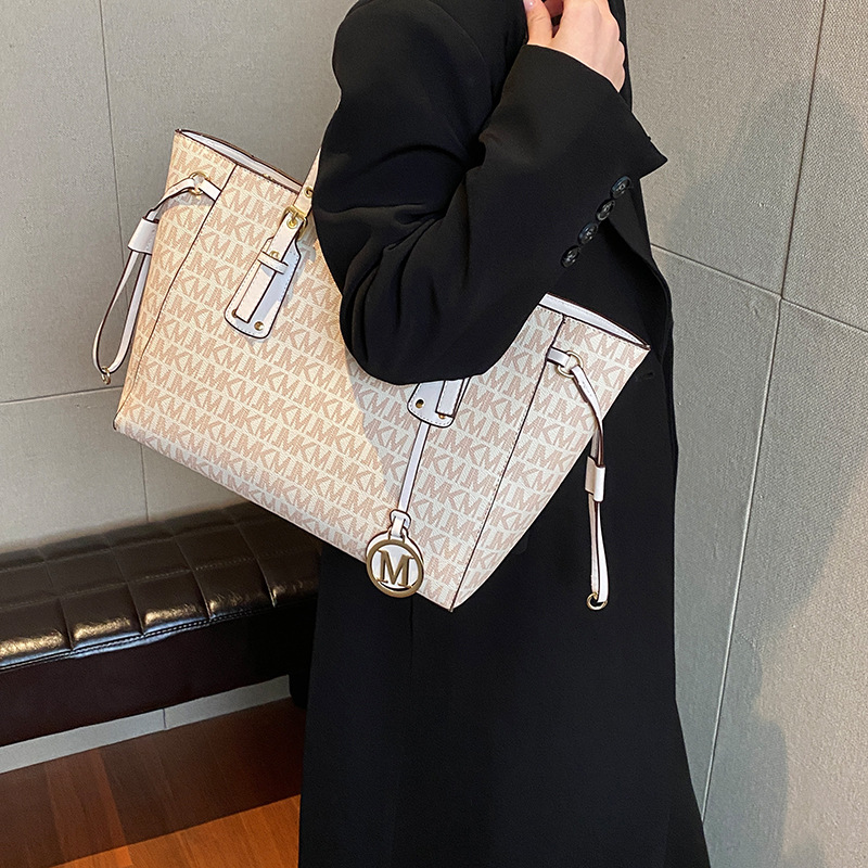 2025 nuevo bolso popular de este año bolso de hombro de textura de moda de gran capacidad para mujer otoño e invierno bolso de viaje de todo fósforo